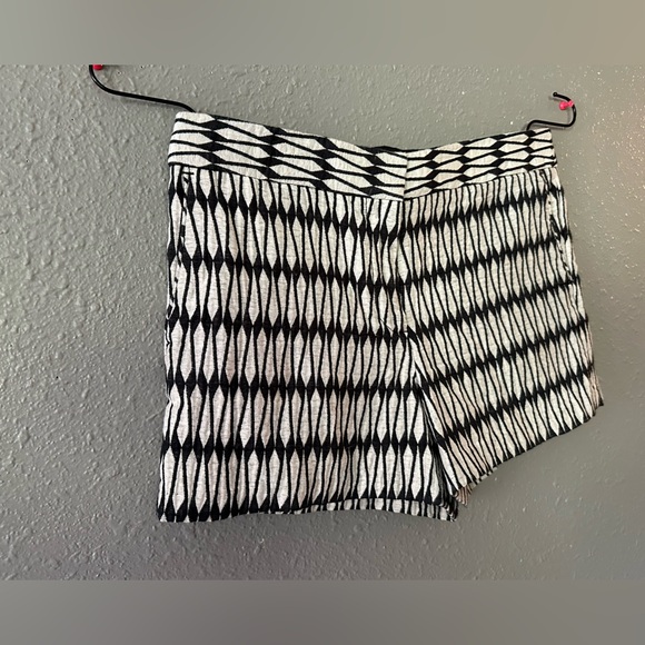 Woman’s Joe Fresh Brocade Cream and Black Shorts Size 8 New Used Condition - Picture 2 of 9